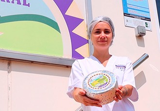 La Peral, cinco generaciones y más de un siglo dedicado al queso artesanal asturiano